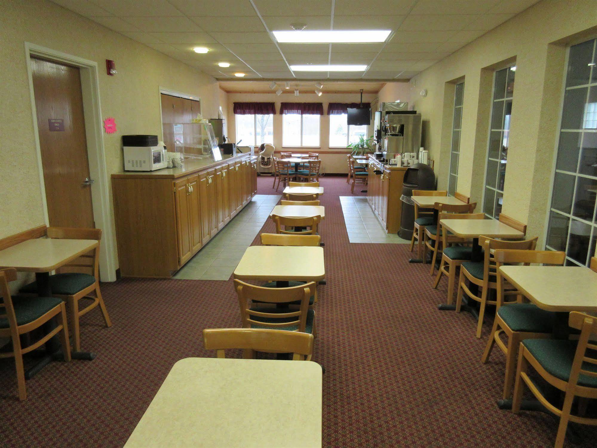 Parkfield Inn - Clinton Экстерьер фото